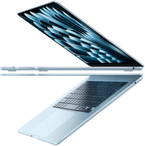 Twee opengeklapte MacBook Air-laptops in de kleur hemelsblauw in de vorm van een pijl, zodat het slanke profiel goed te zien is