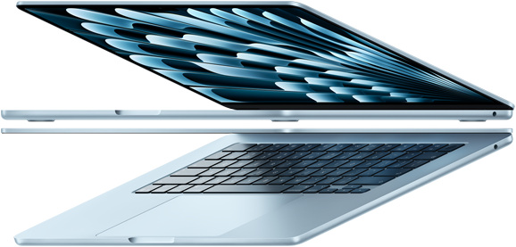 Twee opengeklapte MacBook Air-laptops in de kleur Hemelsblauw in de vorm van een pijl, zodat het slanke profiel goed te zien is