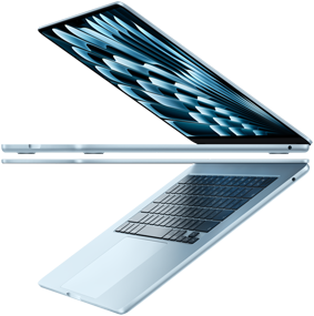 Twee opengeklapte MacBook Air-laptops in de kleur Hemelsblauw in de vorm van een pijl, zodat het slanke profiel goed te zien is