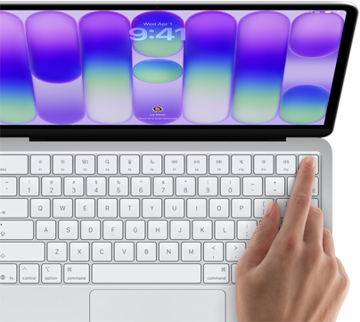 MacBook Neo, kleur Zilver, inlogscherm, iemand drukt met een vinger op de Touch ID-sensor in de rechterbovenhoek van het toetsenbord