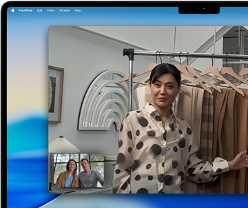 Videogesprek op een MacBook Pro waar een vrouw stoffen laat zien aan twee gespreksdeelnemers en dankzij Middelpunt midden in beeld blijft terwijl ze heen en weer loopt