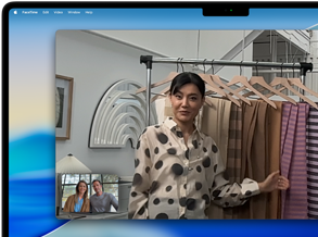 Videogesprek op een MacBook Pro waar een vrouw stoffen laat zien aan twee gespreksdeelnemers en dankzij Middelpunt midden in beeld blijft terwijl ze heen en weer loopt
