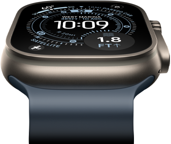 Apple Watch Ultra 3 naar voren gekanteld, kast van naturel titanium, kompas op wijzerplaat Oriëntatie, ankerblauw Ocean-bandje